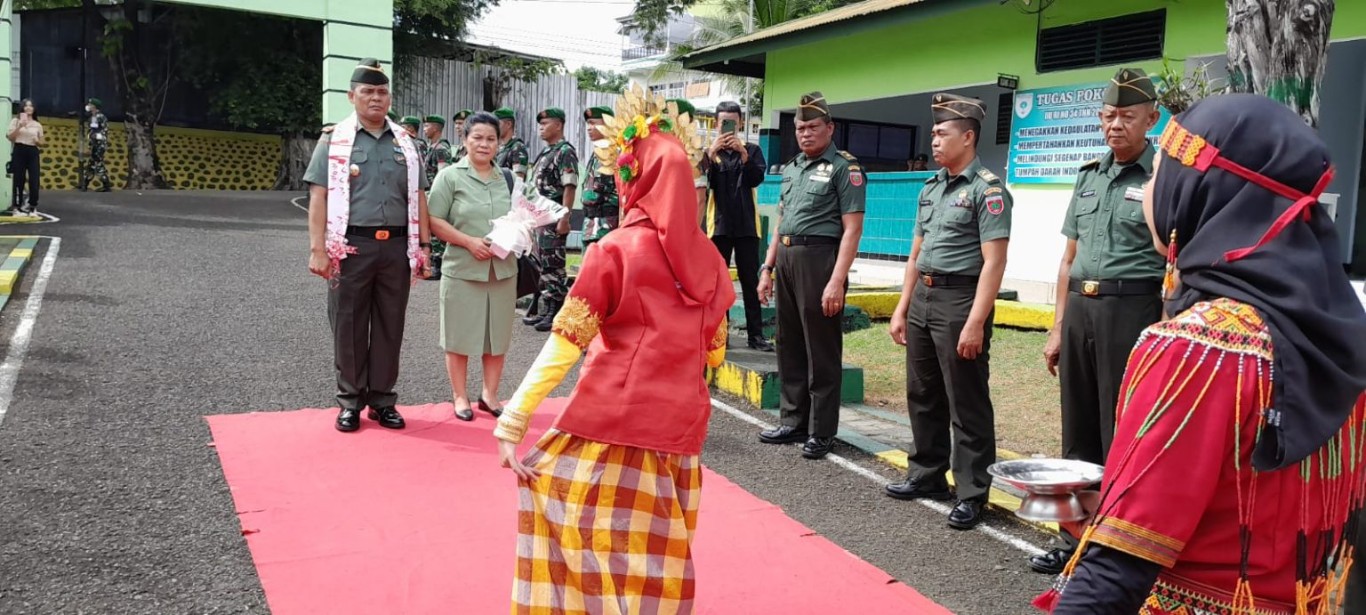 BERKANTOR -- Dandim 1423 Soppeng, Letkol (Inf) Reinhard H Manurung yang baru resmi berkantor di Kodim 1423 Soppeng, Selasa (9/7) Kedatangannya di Kodim 1423 Soppeng disambut dengan Tari Padduppa, sebuah tarian tradisional masyarakat bugis.