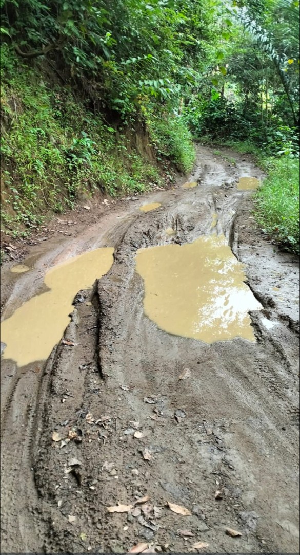 JALAN RUSAK -- Kerusakan jalan di Desa Bulue Kecamatan Marioriawa banyak dikeluhkan warga. Terutama Jalan Poros Lejja Lamentong, Datae dan Gellenge yang berjarak sekitar empat kilo meter dari Jalan Poros Permandian Air Panas Lejja. 
