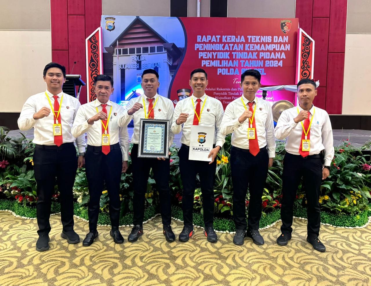 JUARA -- Satreskrim Polres Soppeng meraih piagam penghargaan sebagai juara pertama atas kinerja dan keberhasilan Penegakan Hukum Terpadu (Gakkumdu) dalam penanganan pelanggaran Pemilu tahun 2024.