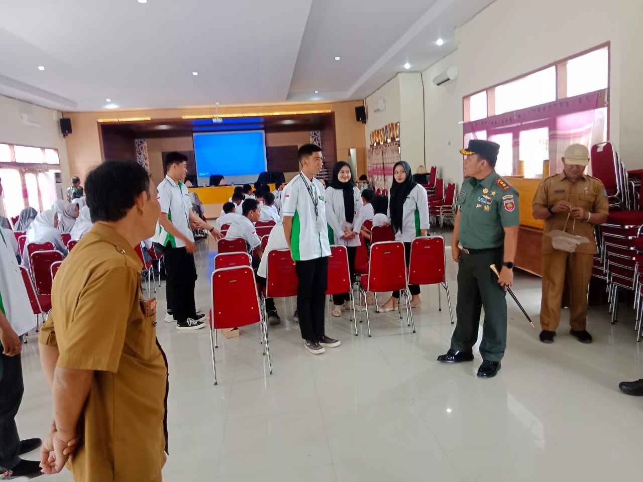 PENYULUHAN -- Dandim 1423/Soppeng Letkol (Inf) Reinhard Haposan Manurung memberikan penyuluhan wawasan kebangsaan kepada Calon Anggota dan Purna Paskibra Kabupaten Soppeng di Aula Kantor Kecamatan Lalabata Kabupaten Soppeng, Selasa (23/7).