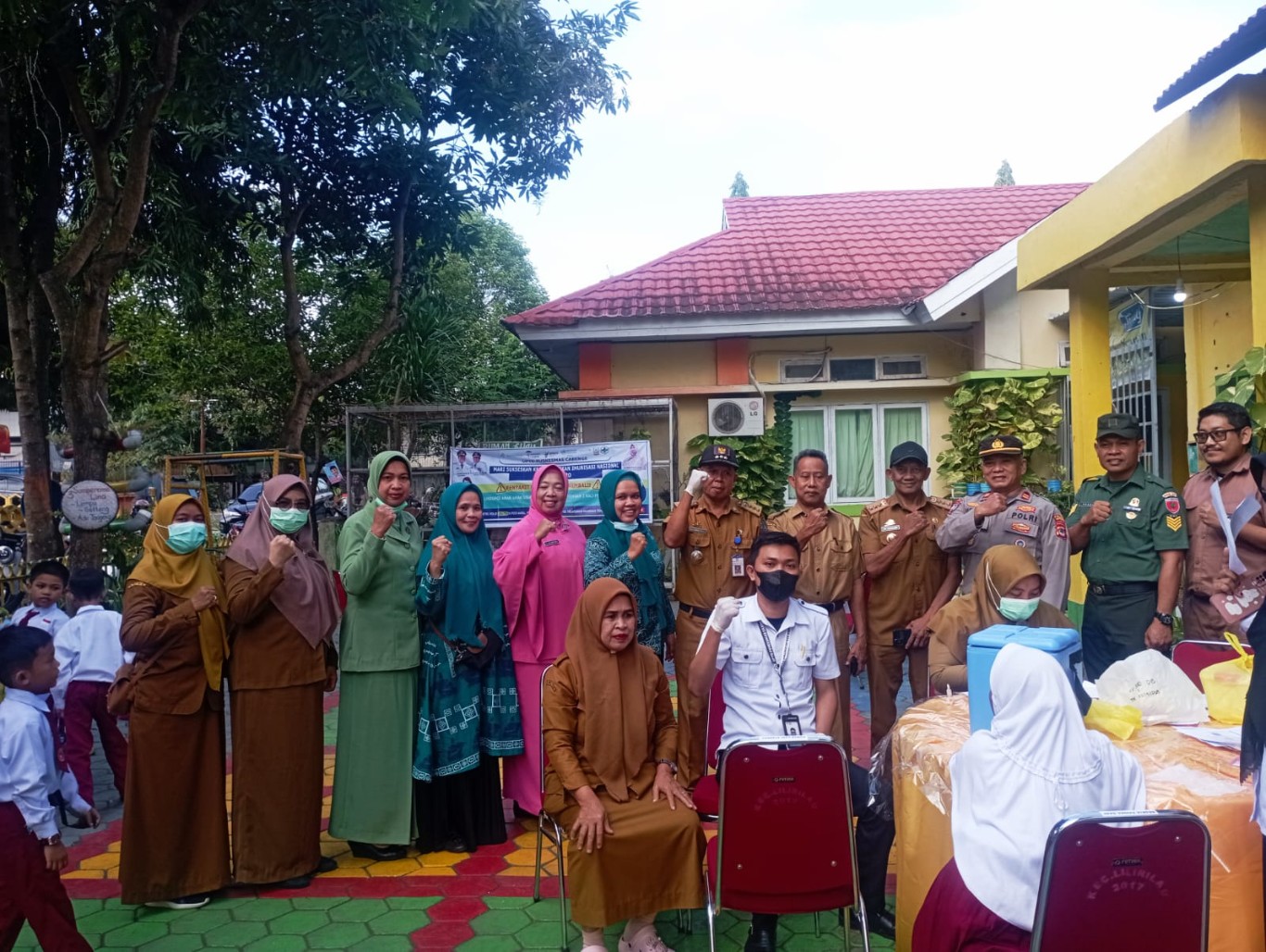 PIN POLIO -- Koramil 1423-03/Lilirilau melalui Ws Danramil Serma Ngadi Wahono foto bersama usai menerjunkan Babinsa guna mensukseskan PIN Polio, Selasa (23/7). Hal ini demi suksesnya pencegahan terjadinya kasus virus polio di Kecamatan Lilirilau.