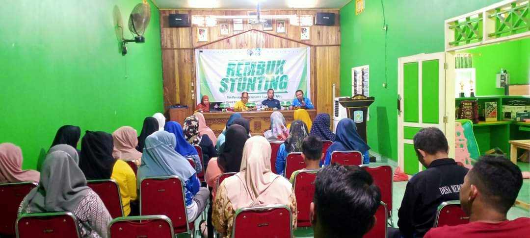 STUNTING -- Pemdes Tellulimpoe menggelar rembuk stunting di Aula Kantor Desa Tellulimpoe, Kamis (11/7). Kegiatan rembuk stunting untuk menekan angka stunting di Desa Tellulimpoe Kecamatan Marioriawa. 