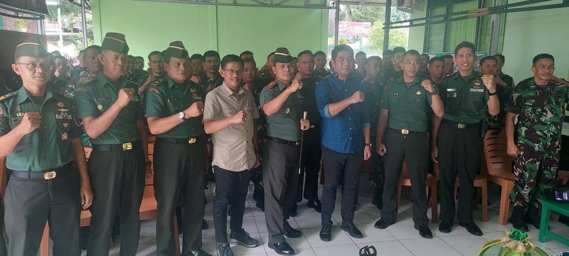 SOSIALISASI -- Personel Kodim 1423/Soppeng foto bersama usai sosialisasi netralitas TNI dan aturan pelibatan pengamanan Pilkada serentak Kodim 1423/Soppeng Tahun 2024 di Aula Makodim 1423/Soppeng, Rabu (17/7). 