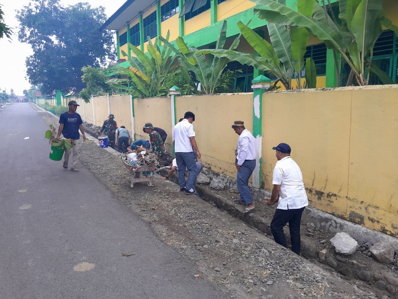 KARYA BAKTI -- Koramil 1423-02/Marioriawa Kodim 1423/Soppeng bersama warga masyarakat melaksanakan karya bakti pembersihan saluran air sebagai bentuk kepedulian terhadap lingkungan, di Latappareng, Kabupaten Soppeng, Selasa (30/7). 