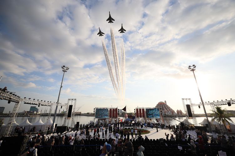int AEROBATIK--Pelaksanaan F8 akan dimulai hari ini, Rabu (24/7).Pemerintah Kota Makassar bersama PT Festival Delapan Indonesia telah merampungkan persiapan.Ada penampilan aerobatik show, jetski dan flyboard akan mengawali atraksi F8 pada sore hari sekira pukul 16.30 wita.Tampak aerobatik Sukhoi di atas Pantai Losari di F8 tahun lalu.