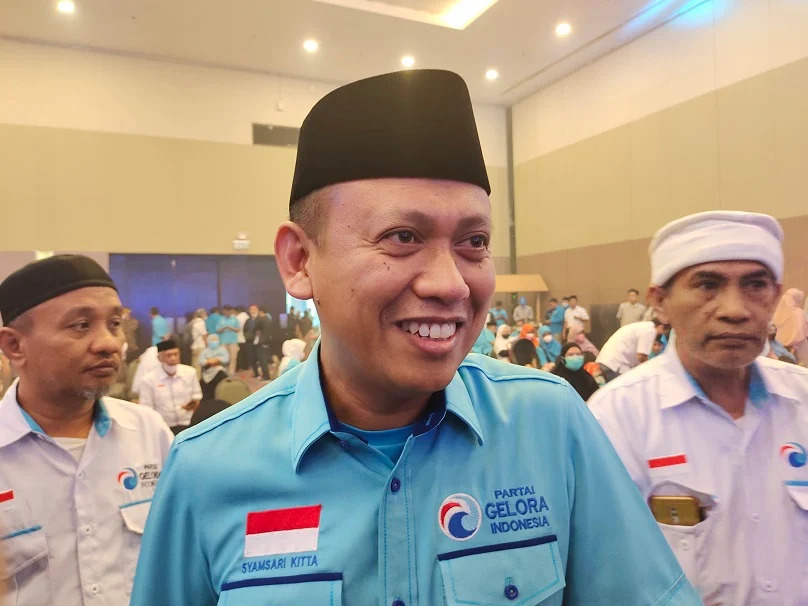 IST PENGUKUHAN TIM--Mantan Bupati Takalar Syamsari Kita menghadiri pengukuhan tim pemenangan di kecamatan Mappakasunggu dan Sanrobone 