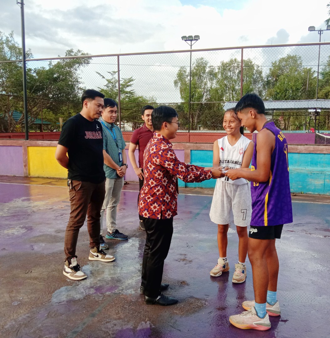BANTUAN -- Cabor Basket saat menerima bantuan dari KONI dan RS Sinar Kasih akan mengikuti Popda pada Agustus mendatang di Makassar