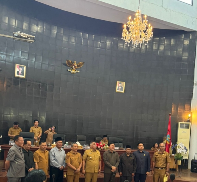 SREAHKAN -- Bupati Tana Toraja, Theofilus Alloterung foto bersama usai menyerahkan Rancangan KUA Kebijakan Umum Anggaran) dan PPAS (Prioritas Platform Anggaran Sementara) Tahun Anggaran 2025 ke dewan direncanakan Rp 1.194.425.657.000, Senin (15/7). 