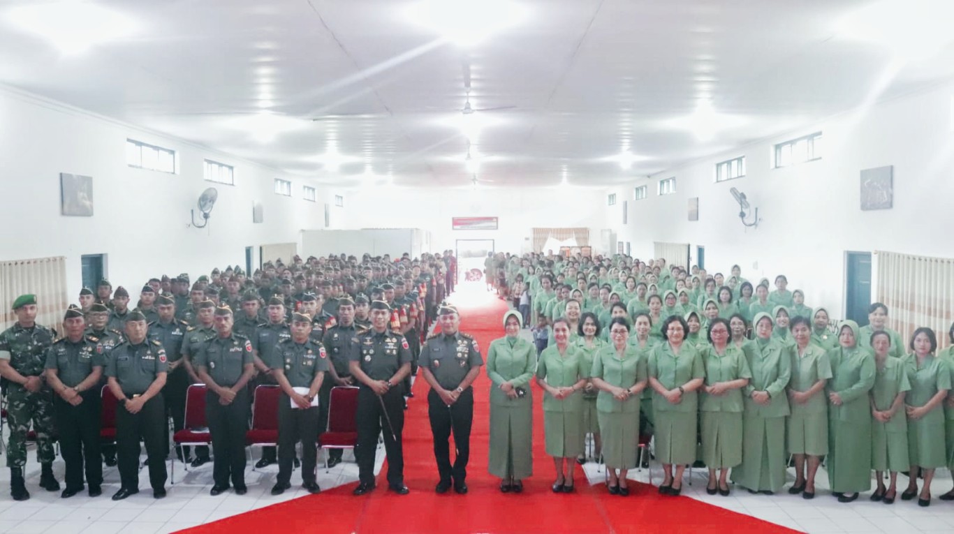 KUNKER -- Pangdam XIV/Hasanuddin Mayjen TNI Bobby Rinal Makmun foto bersama usai melakukan Kunker di Kodim 1414/Tator dan disambut Dandim 1414/Tator Letkol (Arm) Bani K Sepang di Aula Pongtiku, Rabu (10/7). 