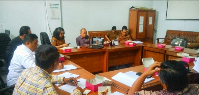 BAHAS -- Pansus rancangan RT-RW DPRD Tana Toraja kembali melanjutkan pembahasan dengan mitra kerjanya Bagian Hukum Setda Tana Toraja, Dinas PUTR dan Bapelitbangdadi Gedung DPRD Tator, Selasa (16/7)