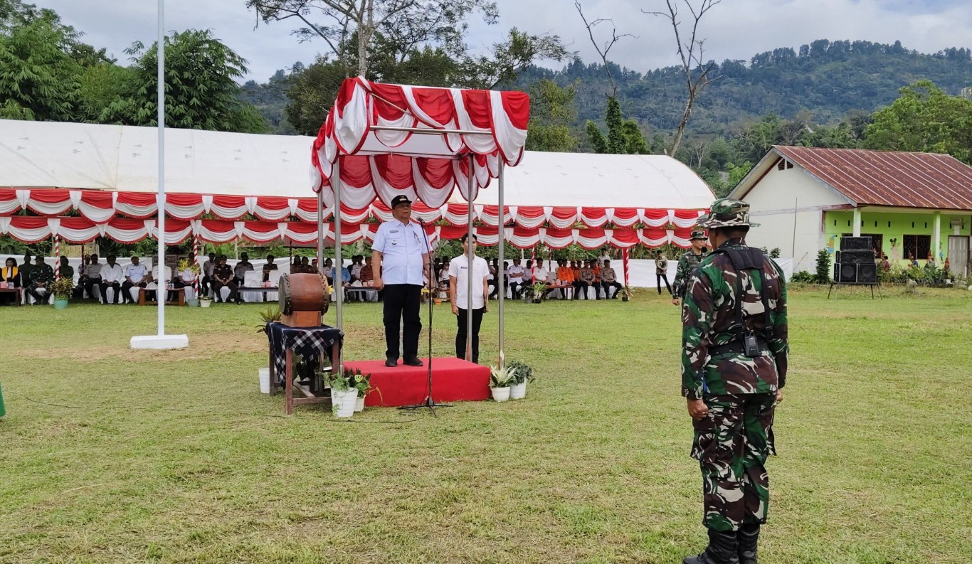 TNI MANUNGGAL -- Dandim Letkol (Arm) Bani Kelana Sepang menandatangani berita acara pelaksanaan TNI Manunggal Membangun Desa (TMMD) ke-121 tahun 2024 di Lapangan SDN 8 Rantetayo Kelurahan Tapparan, Kecamatan Rantetayo disaksikan Bupati Tana Toraja Theofilus Allorerung, Rabu (24/7).  