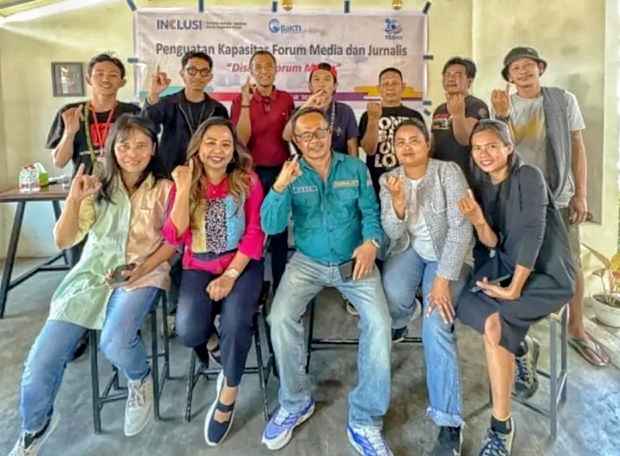 DISKUSI -- Yayasan Eran Sangbure Mayang (YESMa) menggelar diakusi forum media bersama sejumlah awak media di Tana Toraja di Torajan Coffi Cafe, Senin (29/7). 