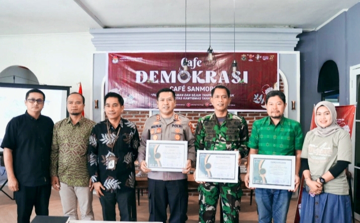 DISKUSI -- Kapolres Tator dan Dandim Tator menerima penghrgaan usai menjadi pembicara pada kegiatan diskusi Cafe Demokrasi di prakarsai KPU Tana Toraja, Jumat (19/7). 