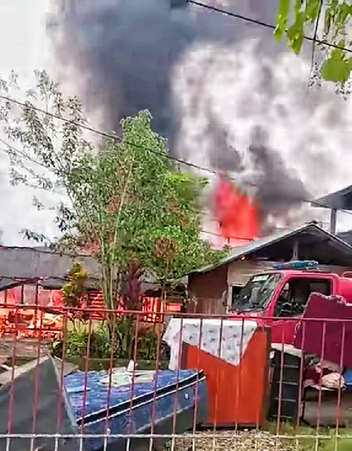 KEBAKARAN -- Empat rumah warga yang rata dengan tanah saat terjadi musibah kebakaran di Kompleks YPKT pada Minggu (7/7).