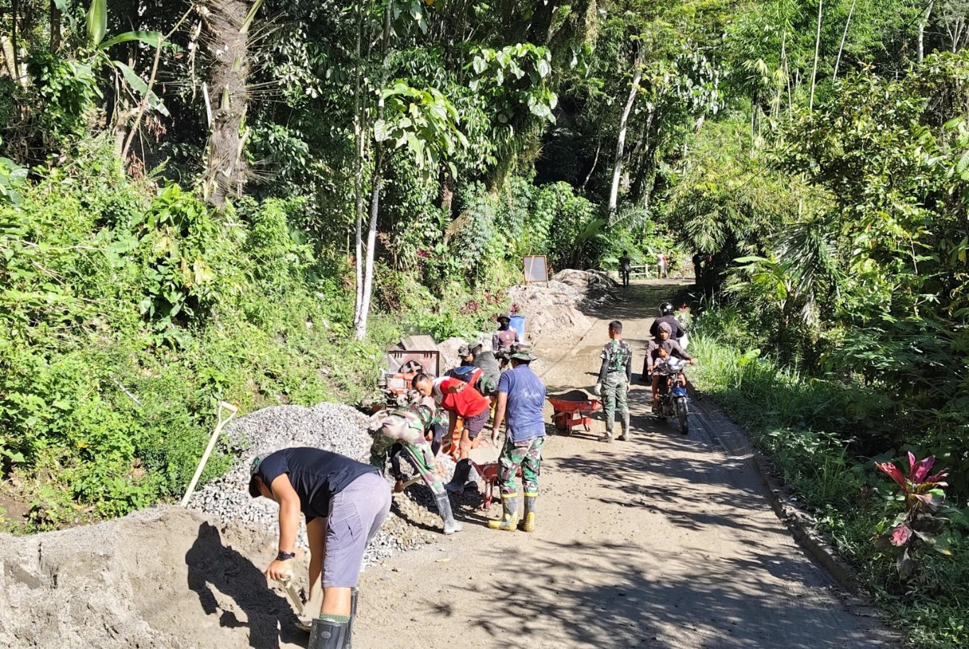 KEBUT -- Satgas TMMD Ke-121 Kodim 1414/Tator mengebut penyelesaiaan program fisik rabat jalan sepanjang 722 meter lebar empat meter yang progresnya cukup signifikan.
