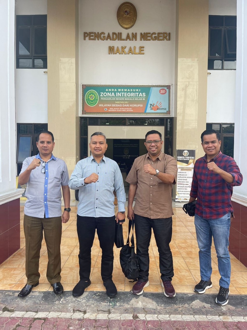 TOLAK PEMOHON -- Kuasa hukum pemohon foto bersama usai mendengarkan pembacaan putusan pra peradilan yang dibacakan hakim tunggal PN Makale Meir Elisabeth B.R. SH.,MH. Dalam putusannya Hakim Meir menolak permohonan pemohon. 