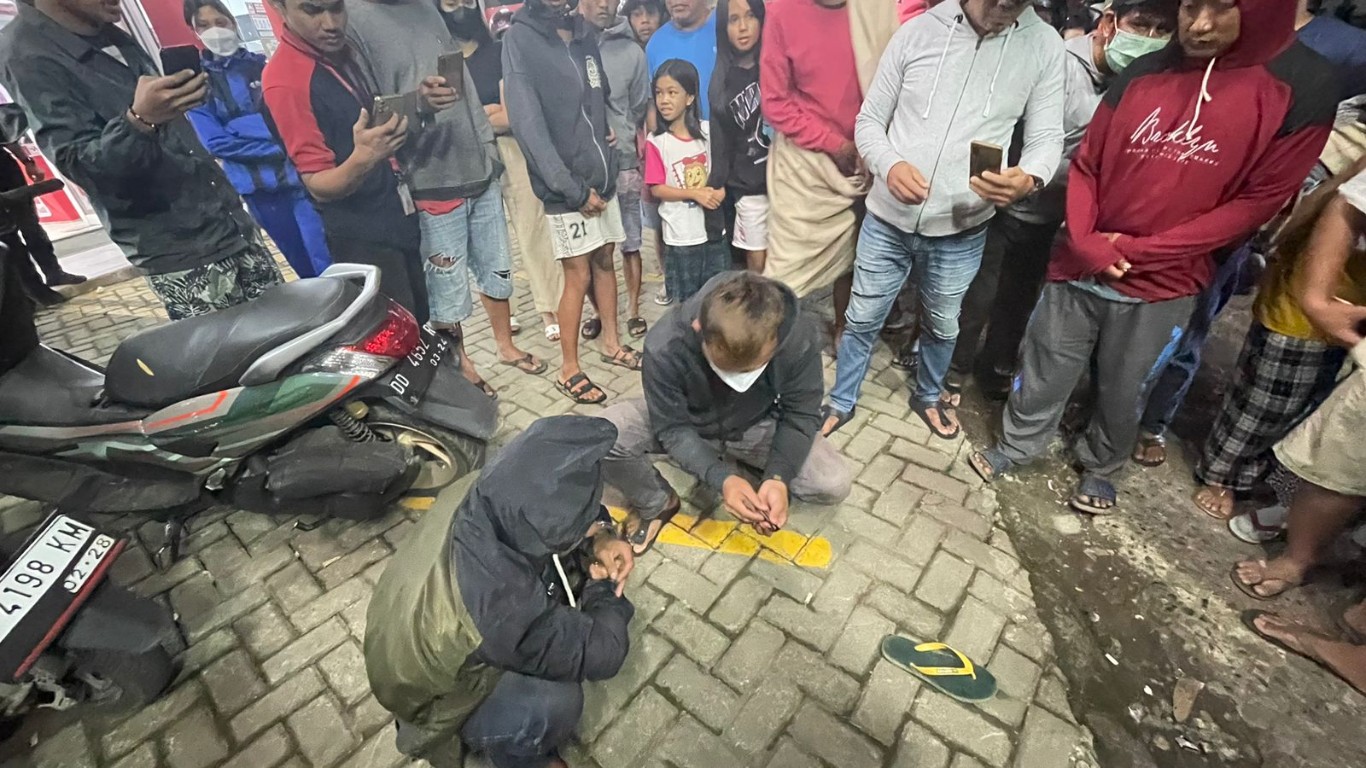 DITAHAN -- Pelaku penggelapan narkoba yang diamankan di halaman parkir minimarket Rantepao dijebloskan ke raung sel Polres Torut