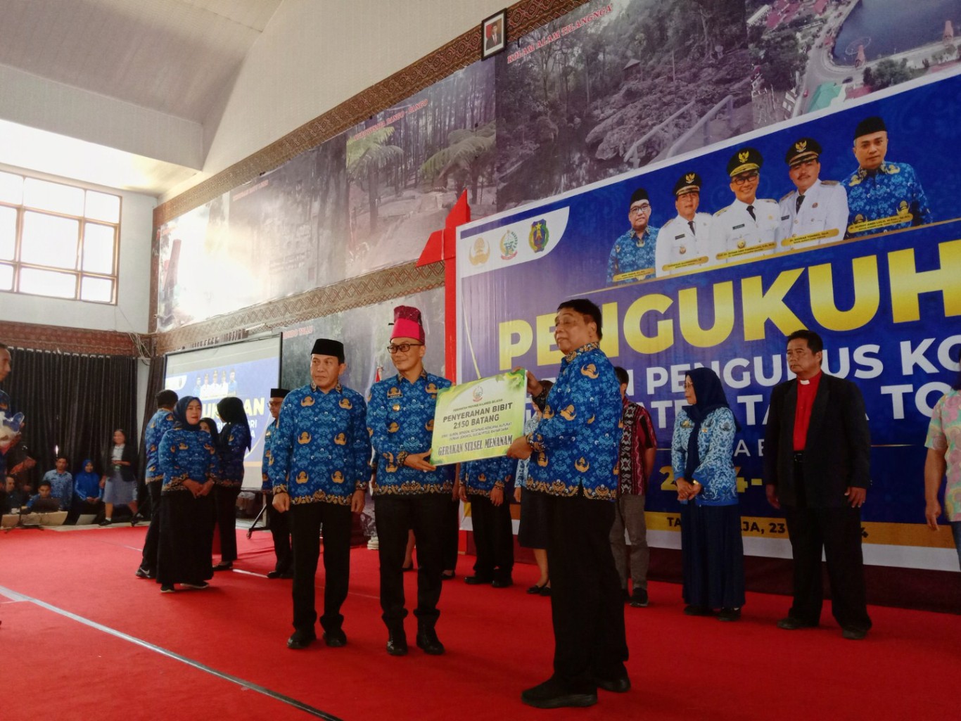 LANTIK -- Pj Gubernur Sulsel Prof Zudan Arif Fakrulloh menyerahkan bantuan bibit pohon kepada Bupati Tana Toraja Theofilus Allorerung disela-sela pengukuhan Ketuia Korpri Tator dr Rudhy Andi Lolo Ketua Korpri Tana Toraja oleh Ketua Korpri Sulsel Mohammad Hasan periode 2024-2029, Selasa (23/7). 