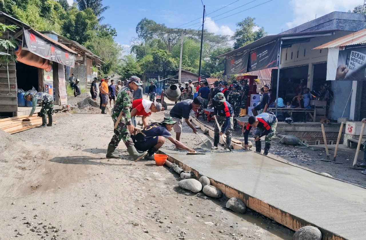 RABAT BETON -- Satgas TMMD di Tapparan Rantetayo saat melakukan rabat beton jalan bersama warga, Kamis (25/7). 