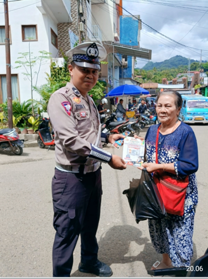 SOSIALISASI -- Sat Lantas Polres Tana Toraja melakukan sosialisasi tertib lalulintas dengan membagikan stiker seputaran Pasar Makale, Minggu (28/7).