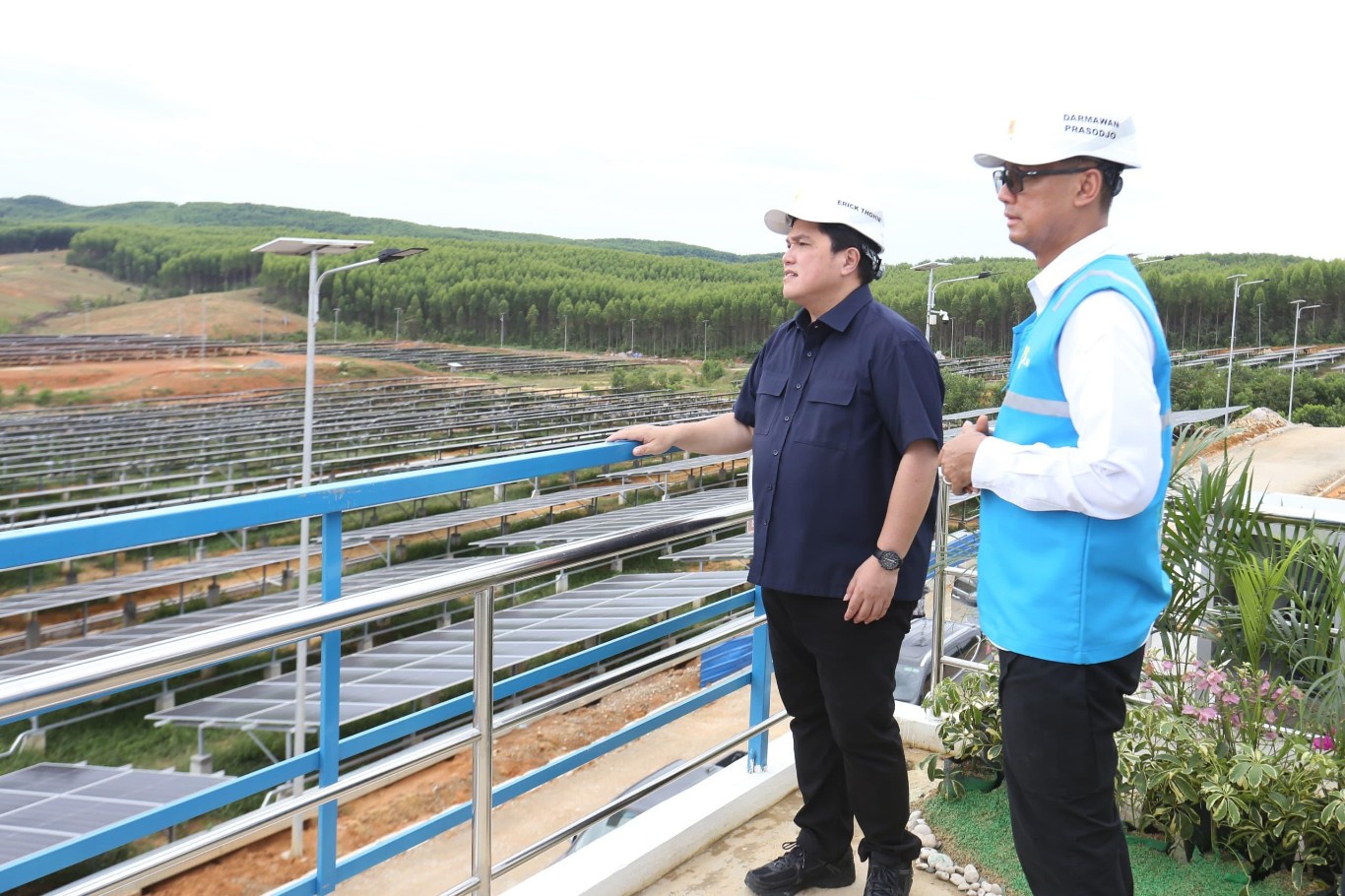 TINJAU PLTS -- Menteri BUMN, Erick Thohir (kiri) bersama Direktur Utama PLN, Darmawan Prasodjo (kanan) saat meninjau PLTS) IKN, di Penajam Paser Utara, Kalimantan Timur, Sabtu (29/6). 