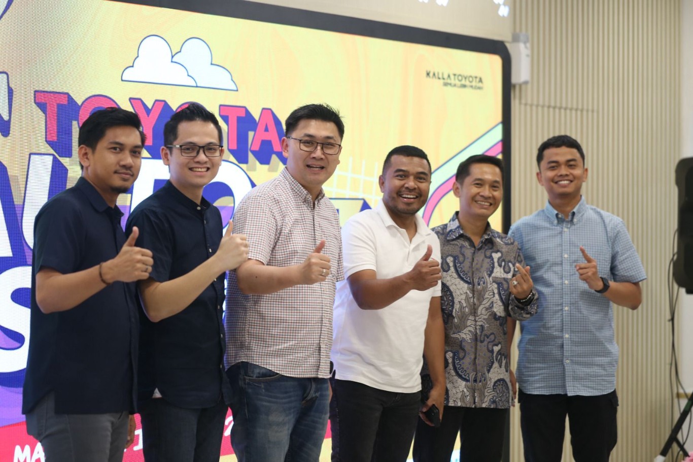 TOYOTA AUTO SHOW -- West Regional General Manager Kalla Toyota, Andyka Susanto (tiga dari kiri), Marketing General Manager Kalla Toyota, Suliadin (tiga dari kanan), Manajer Aftersales Kalla Toyota, Abdul Hannan (kanan), foto bersama para mitra leasing usai menggelar jumpa pers gelaran Toyota Auto Show di Mal Ratu Indah Makassar, kemarin.