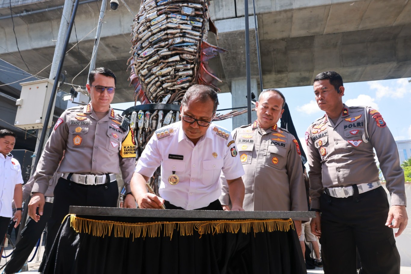 ist RESMIKAN--Wali Kota Makassar Moh Ramdhan Pomanto bersama Kapolrestabes Makassar Kombespol Mokhamad Ngajib meresmikan Tugu Ikan Knalpot Brong di Jalan AP Petta Rani, Fly Over, Rabu, (31/7).