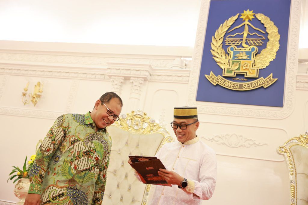 ist UNDANGAN---Wali Kota Makassar Moh Ramdhan Pomanto mengantar undangan resmi F8 kepada Pj Gubernur Sulsel Prof Zudan Arif Fakrulloh di Rujab Gubernur, Minggu, (21/7).