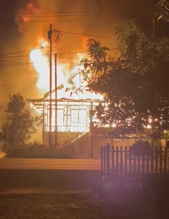 TERBAKAR -- Peristiwa kebakaran terjadi di Kelurahan Dualimpoe, Kecamatan Maniangpajo, Kabupaten Wajo, Minggu (14/7). Rumah milik Wa Kandari ludes terbakar.