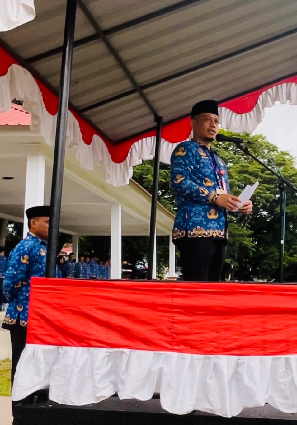 IRUP -- Asisten Adninistrasi Umum Setda Wajo Muhammad Ilyas mewakili Pj Bupati Wajo menjadi inspektur upacara (Irup) Hari Kesadaran Nasional (HKN) di Lapangan Upacara Kantor Bupati Wajo, Rabu (17/7).