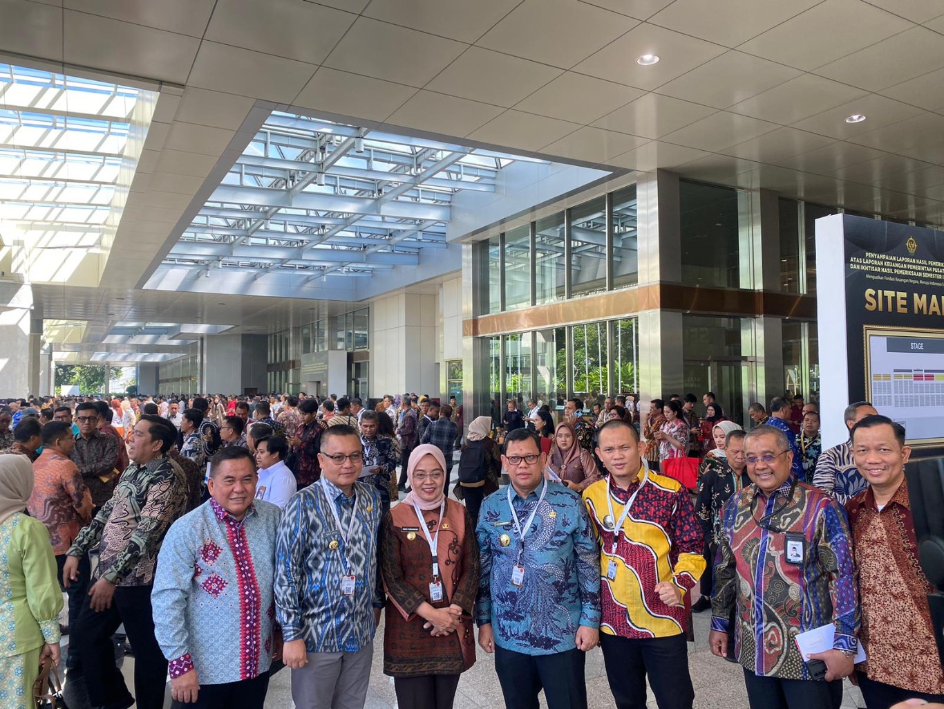 HADIR -- Pj Bupati Wajo Andi Bataralifu foto bersama usai menghadiri paparan BPK RI atas Laporan Hasil Pemeriksaan atas Laporan Keuangan Pemerintah Pusat (LHP LKPP) tahun 2023 baru-baru ini. 