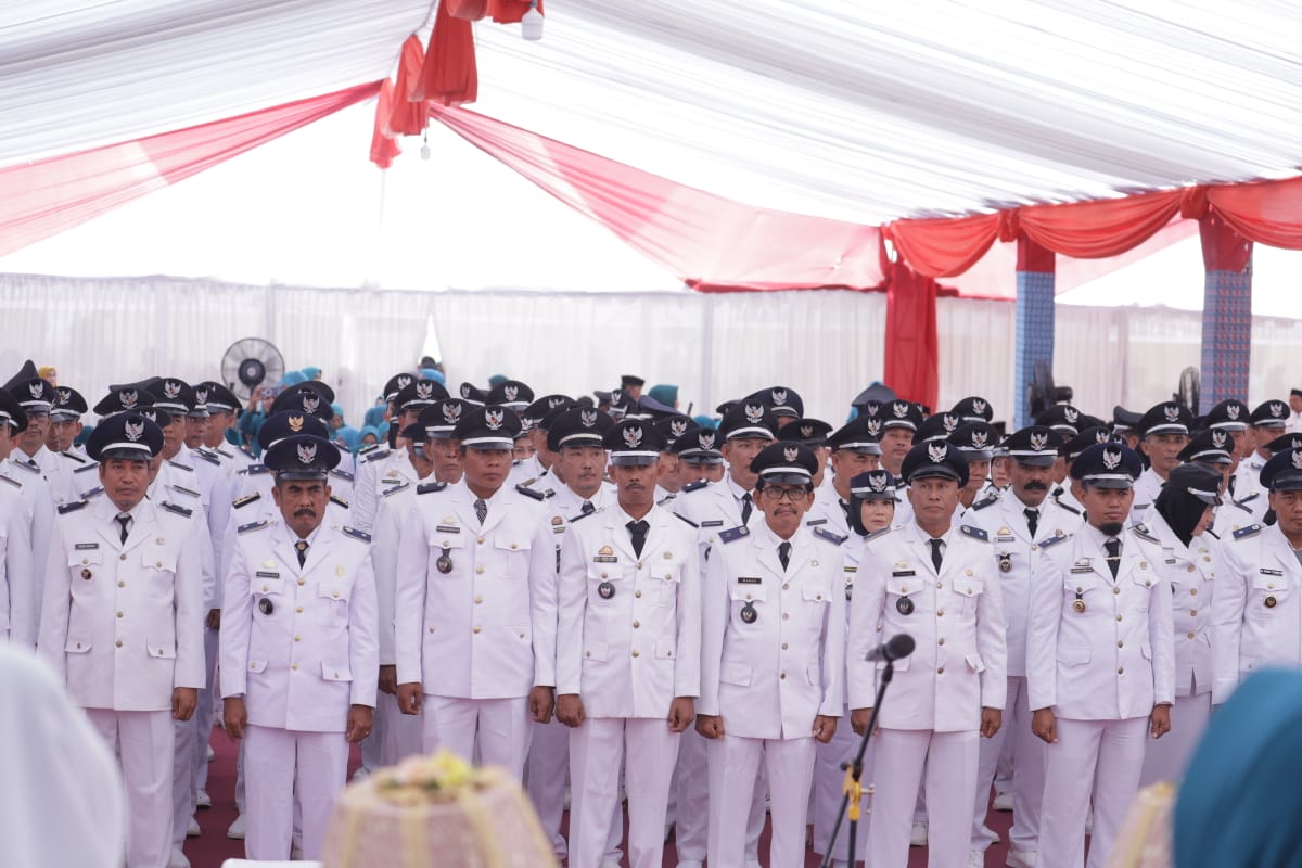 DIKUKUHKAN -- Sebanyak 1.148 pejabat desa -- 136 Kepala Desa dan 1.012 anggota Badan Permusyawaratan Desa (BPD) se Kabupaten Wajo resmi dikukuhkan penambahan masa jabatan dua tahun dari enam tahun menjadi delapan tahun oleh Pj Bupati Wajo Andi Bataralifu di Lapangan Merdeka Sengkang, Senin (22/7). 