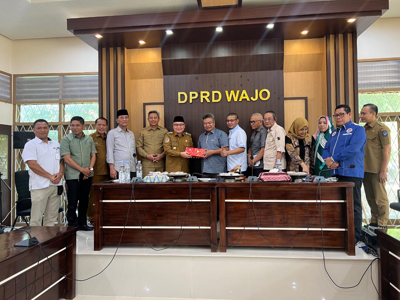 TEMUI BUPATI -- Pansus Ranperda Penyelenggaraan Cadangan Pangan yang diketuai Arfandy Idris dan H Syahrir sebagai Wakil Ketua beserta rombongan menemui Pj. Bupati Wajo, Andi Bataralifu, Senin (15/7)