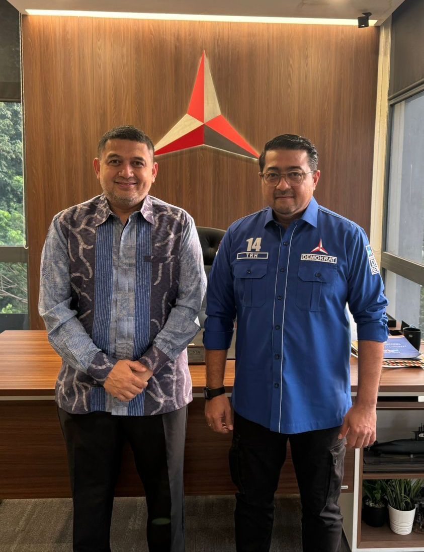 IST BERSAMA--Sekjen DPP Partai Demokrat Teuku Riefky Harsya bersama bakal calon wali kota Makassar Munafri Arifuddin 