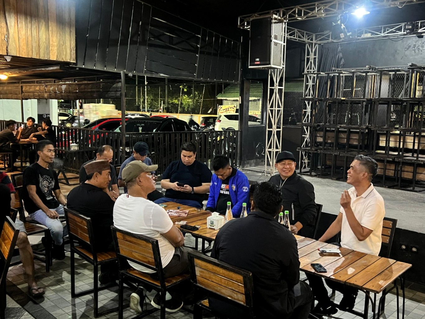 IST NGOPI BERSAMA--Ketua DPW Partai Nasdem Sulsel Rusdi Masse ngopi bersama pengurus dan kader di daerah 