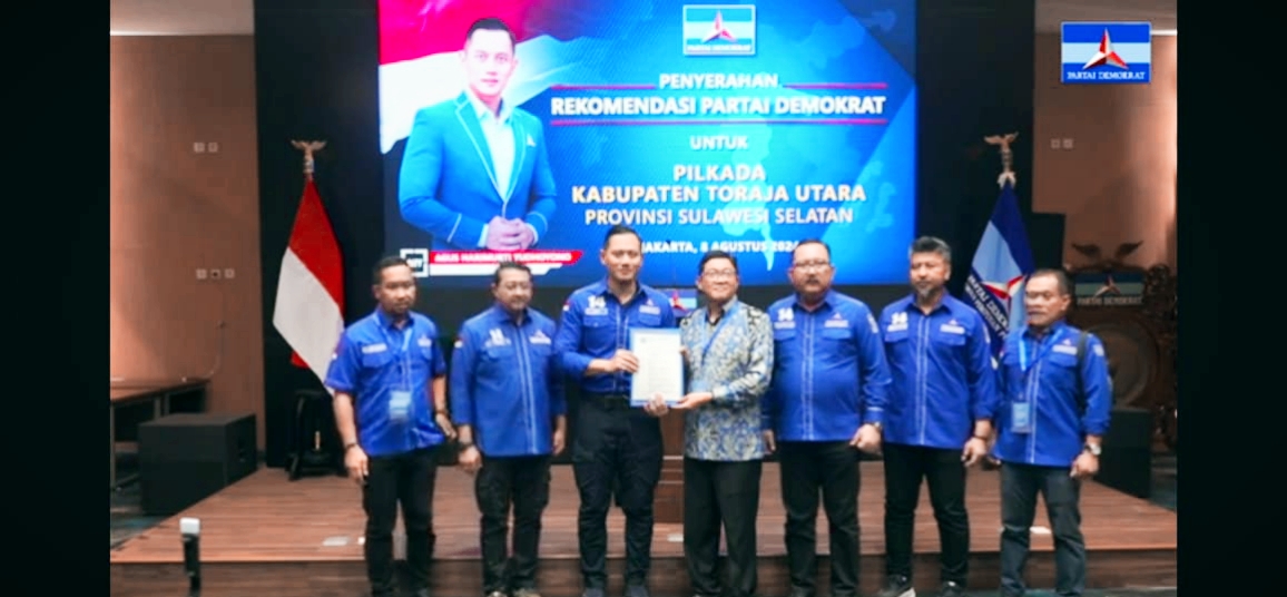 IST PERLIHATKAN REKOMENDASI--Pasangan bakal calon bupati Barru Andi Ina Kartika - Abustam memperlihatkan rekomendasi yang telah diterima (kanan). Sementara Ketua DPC Gerindra Toraja Utara Frederik Viktor Palimbong menerima rekomendasi Partai Demokrat