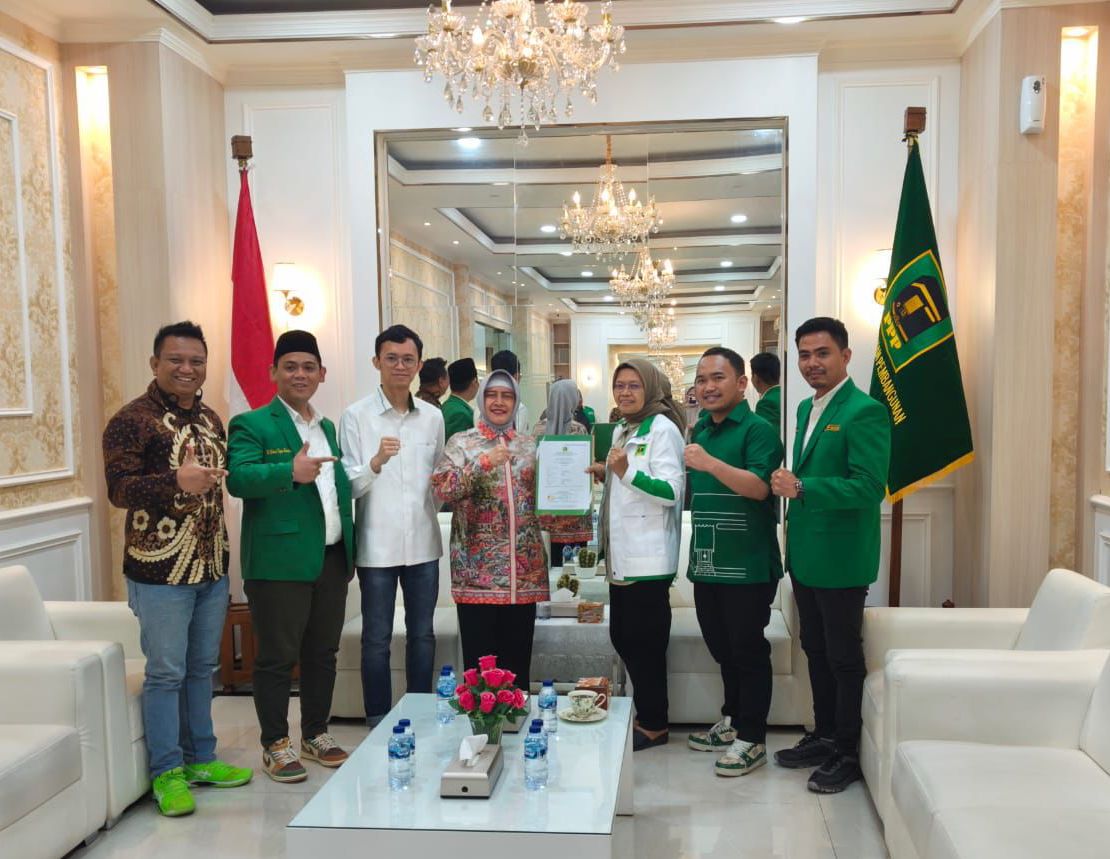 IST TERIMA REKOMENDASI--Pasangan bakal calon wali kota dan wakil wali kota Makassar Indira Yusuf Ismail - Ilham Ari Fauzi menerima rekomendasi yang diserahkan wakil ketua umum DPP PPP Ermalena disaksikan ketua DPW PPP Sulsel Imam Fauzan dan Sekretaris DPC PPP Makassar Rahmat Taqwa, serta pengurus PPP Faisal Sahabuddin dan Fadil Azhari.