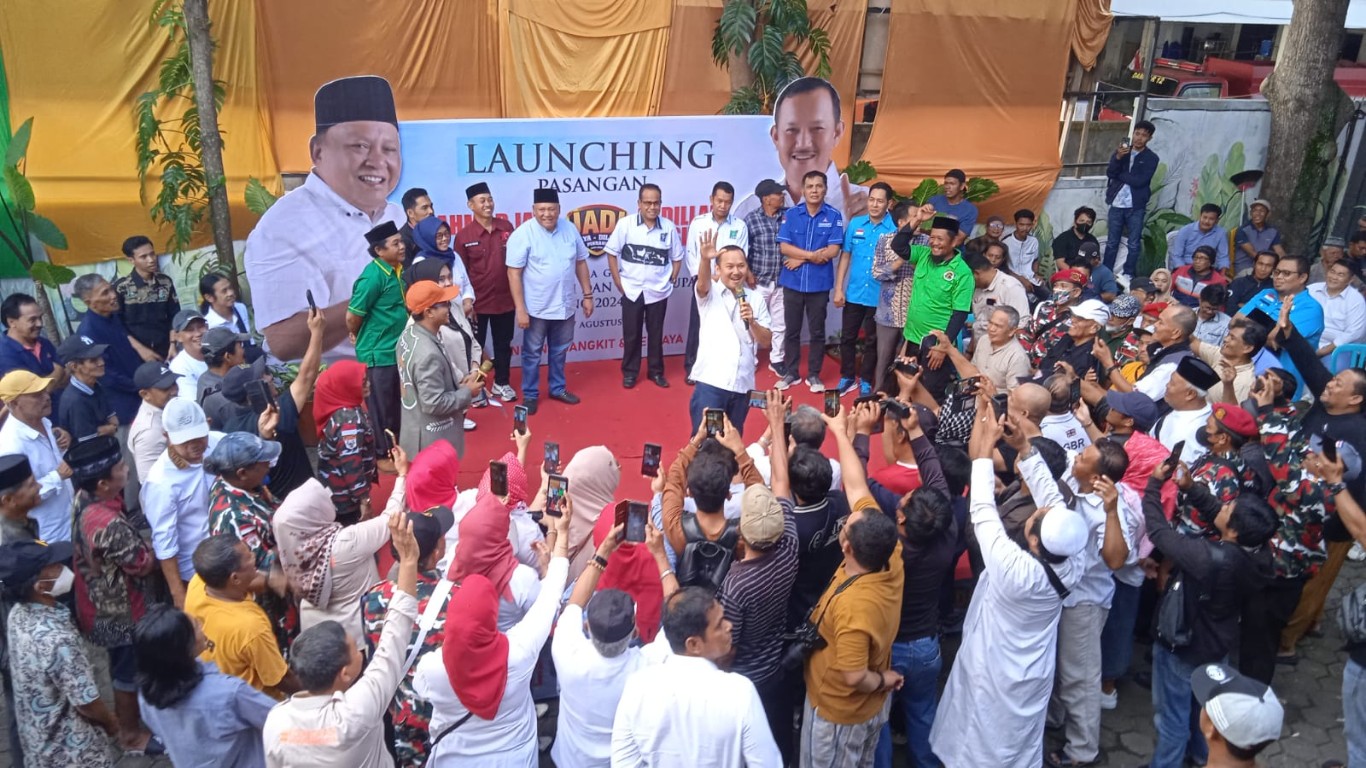 IST LAUNCHING--Bakal calon bupati Ahmad Jaya Baramuli melaunching pasangan yang menggunakan tagline 'Pinrang Bangkit dan berjaya' digelar di markas besar Jaya Dilla (JADI) Jl. Jenderal Sudirman Kabupaten Pinrang, Rabu (7/8)