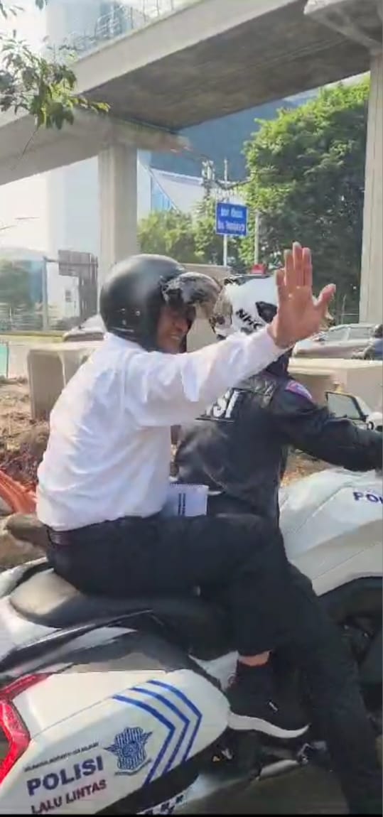 Mentan Andi Amran Sulaiman naik motor patwal agar tepat waktu hadiri ratas.