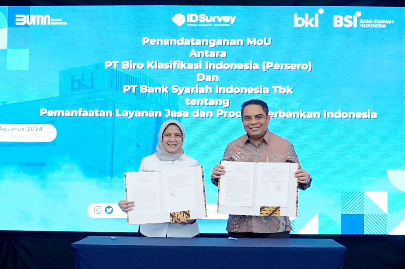 Direktur Keuangan, Administrasi dan Manajemen Risiko PT Biro Klasifikasi Indonesia (kiri) dan Direktur Sales & Distribution BSI Anton Sukarna (kanan) menandatangani MOU Pemanfaatan Layanan Jasa dan Produk Perbankan Indonesia.
