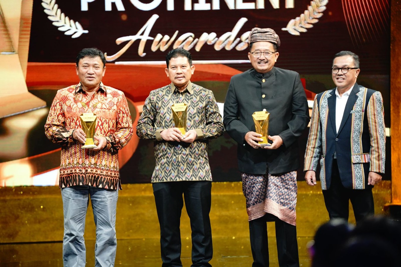 Wakil Direktur Utama BSI Bob Tyasika Ananta (kiri pertama) saat menerima apresiasi pada ajang Prominent Award 2024 di mana BSI memperoleh penghargaan kategori Best Number of Customers Sharia Bank in the World dan Excellent Business Performance with Beyond Sharia Banking Strategy di Grand Studio Metro TV.