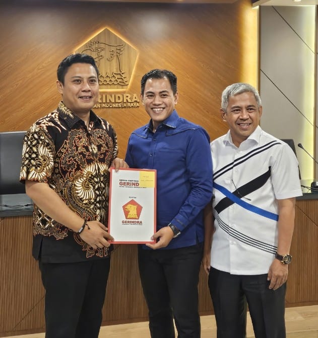 IST SERAHKAN REKOMENDASI--Ketua DPD Partai Gerindra Sulsel Andi Iwan Darmawan Aras menyerahkan rekomendasi kepada Mitra Fahkruddin - Mahmuddin di Gedung Fraksi Partai Gerindra DPR RI,Jakarta, Rabu (7/8).