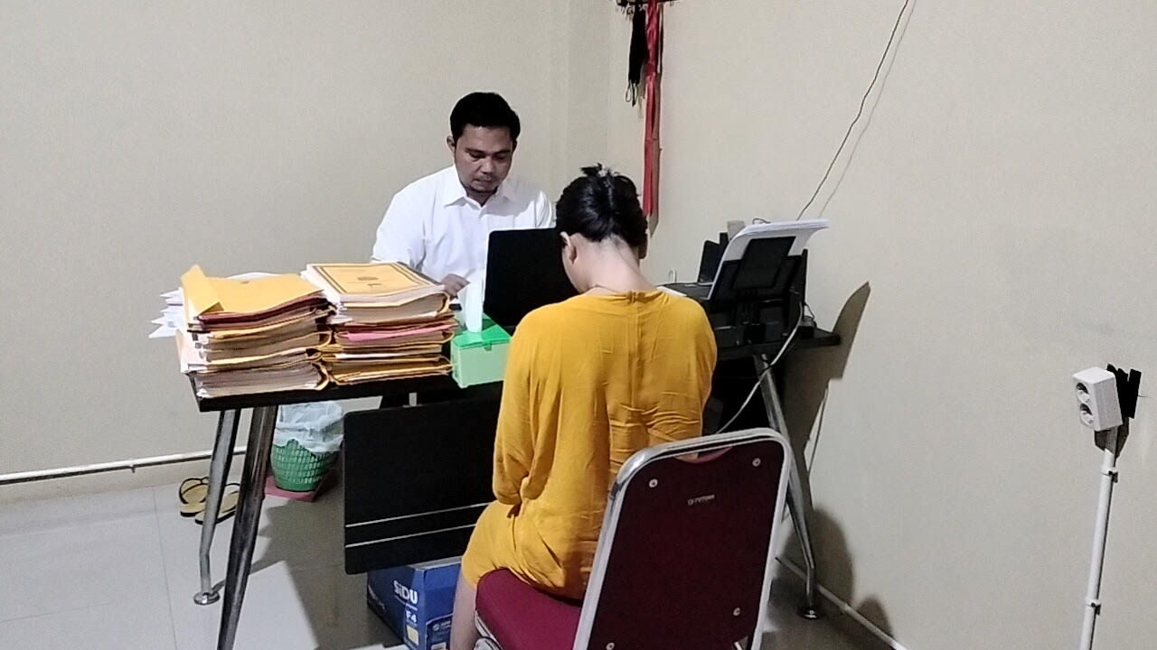  BKM/PURMADI JALANI PEMERIKSAAN-Perempuan FI menjalani pemeriksaan di Mapolres Sidrap usai video perbuatan mesumnya saat live di Tiktok viral di media sosial. 