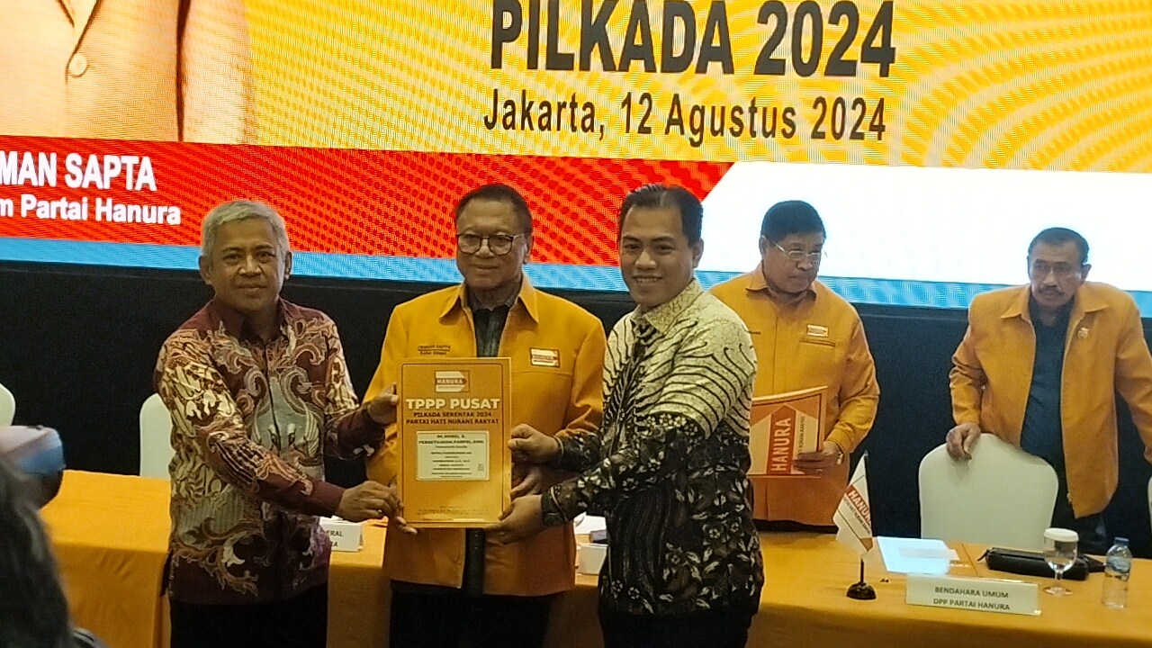 IST SERAHKAN REKOMENDASI--Ketua umum DPP Partai Hanura Oesman Sapta Odang menyerahkan rekomendasi kepada Mitra Fakhruddin selaku bakal calon bupati Enrekang