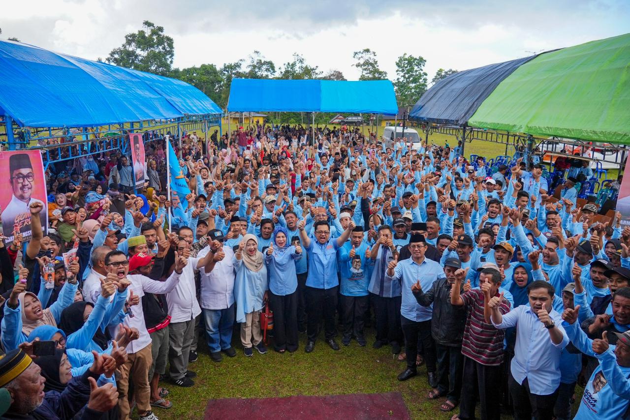 IST KUKUHKAN TIM--Bakal calon bupati Gowa Darmawangsyah Muin mengukuhkan tim pemenangannya di Kecamatan Tompobulu, Rabu (31/7)