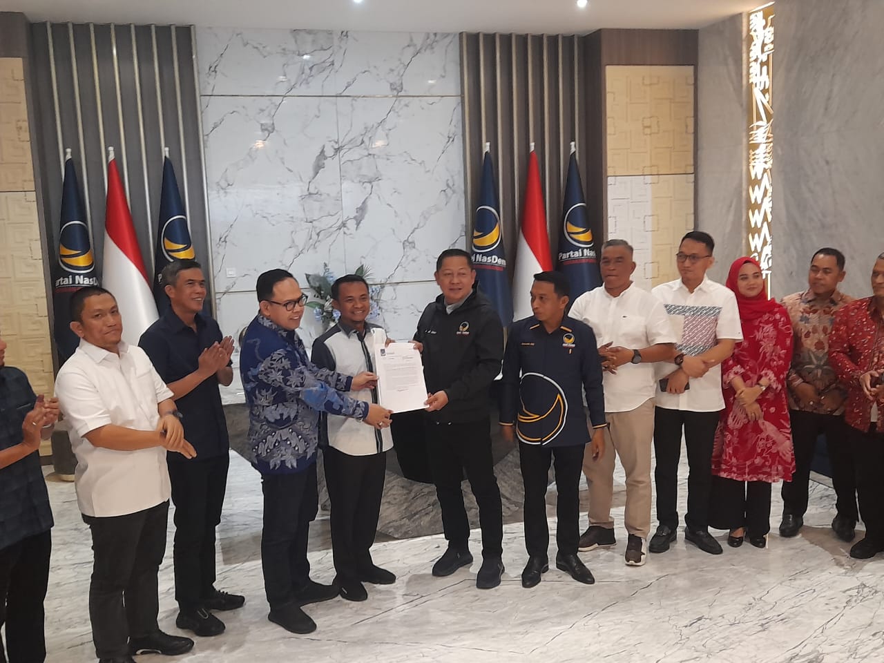 IST BERI REKOMENDASI--Ketua DPW Partai Nasdem Rusdi Masse memberikan rekomendasi pada pasangan calon bupati dan wakil bupati Bone usai memberikan keterangan 