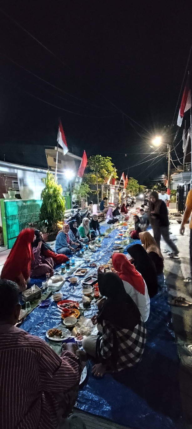 Makan Malam di Sepanjang Lorong Blok L2 Minasa Upa Untuk Meriahkan HUT RI