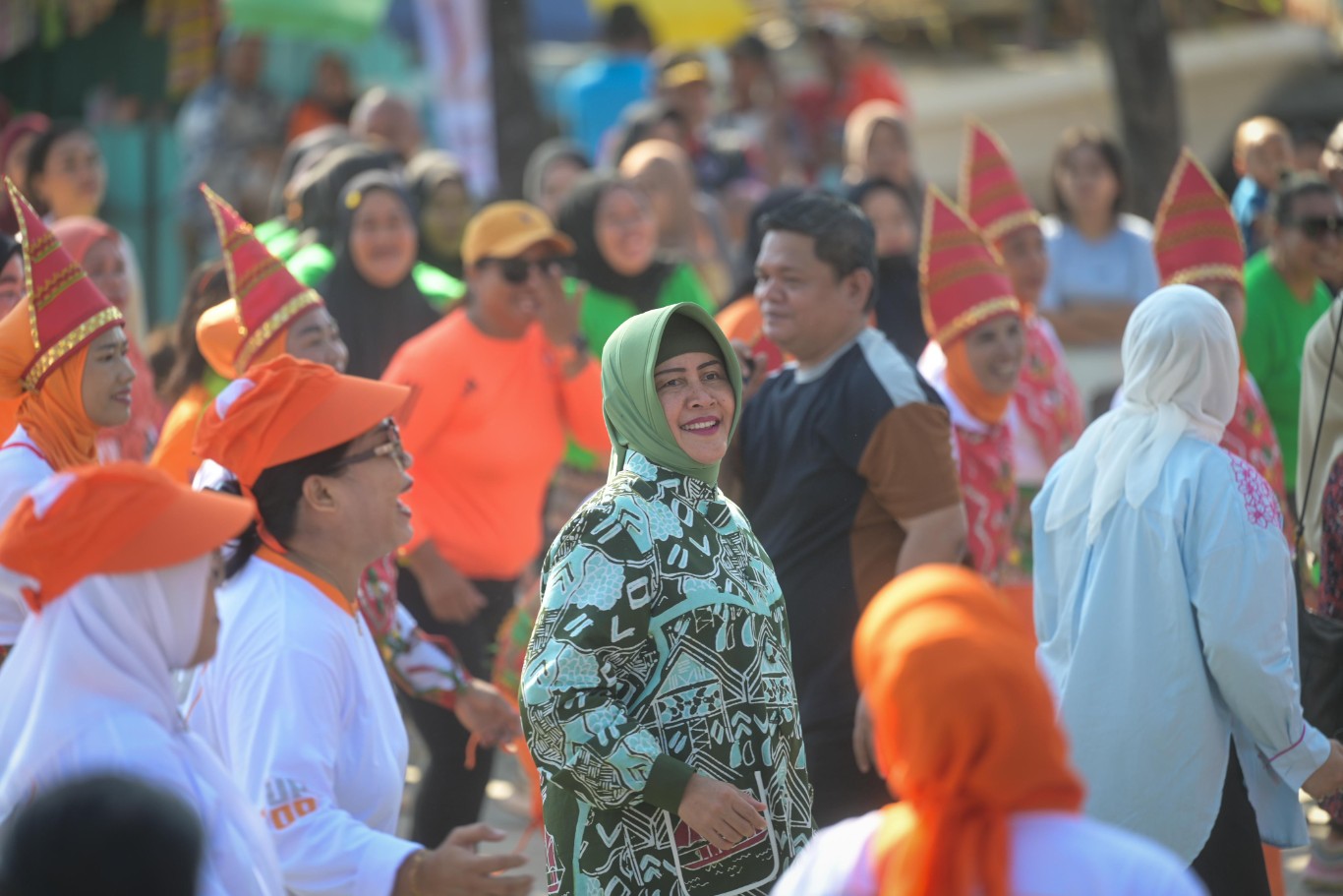 IST BERSAMA WARGA LAE - LAE--Bakal calon wali kota Makassar Indira Yusuf Ismail melakukan senam Ininnawa bersama warga Lae-Lae, Senin (19/8) pagi.