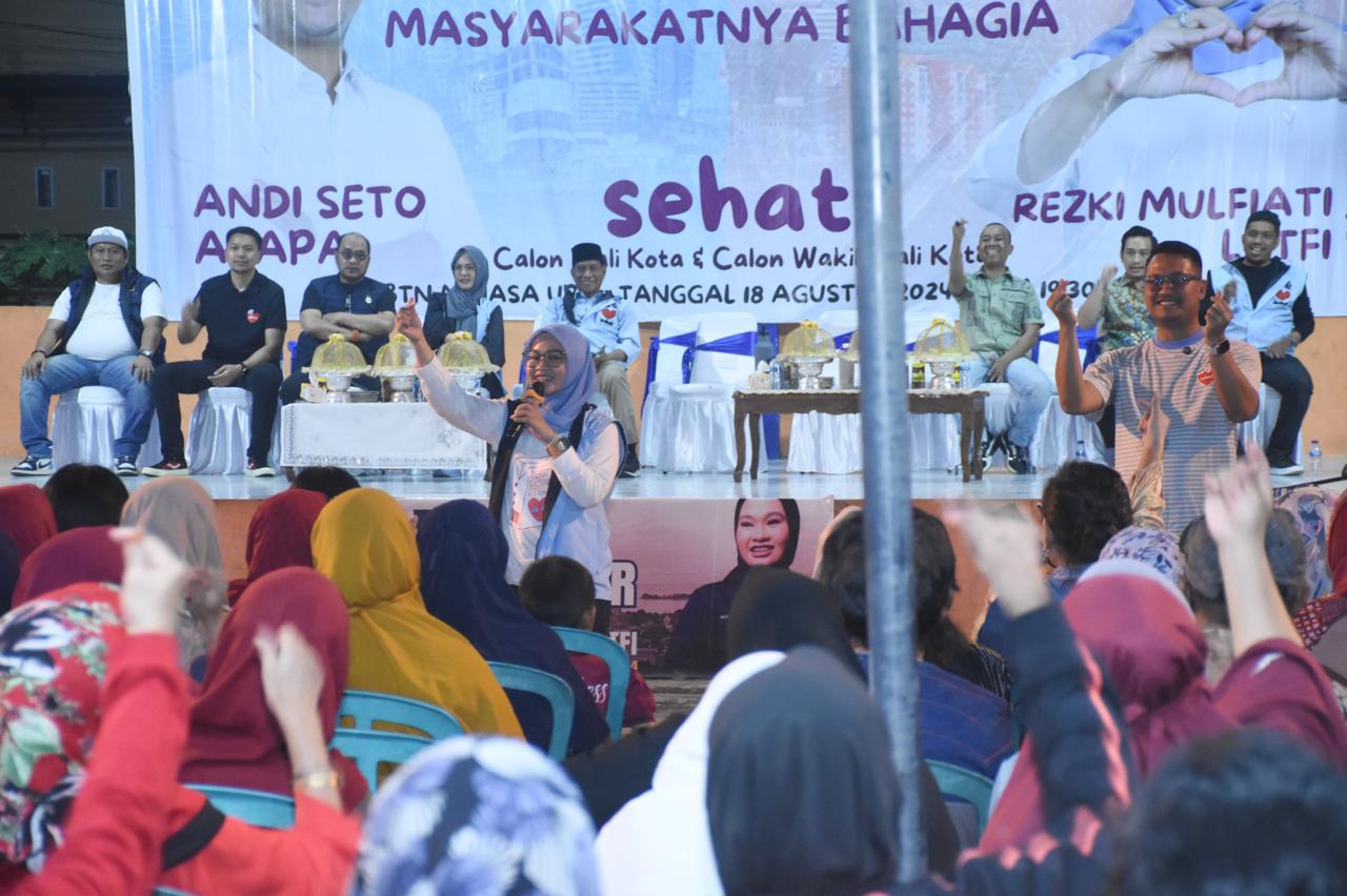 IST KEGIATAN SILATURAHMI--Pasangan bakal calon wali kota dan wakil wali kota makassar Andi Seto Gadhista Asapa - Rezki Mulfiati Lutfi dalam sebuah kegiatan silaturahmi dengan warga Kelurahan Minasa Upa, Kecamatan Rappocini, Minggu (18/8) malam.