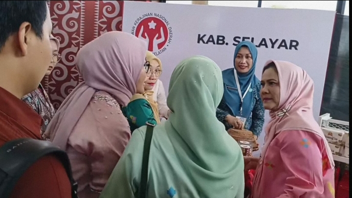 Kunjungi Tenant Dekranasda Selayar, Ibu Negara Iriana Jokowi Borong Bolu Gulung Kenari